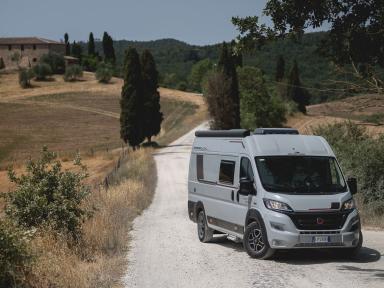 Wohnmobil, Camper mit Längsbett mieten
