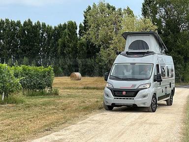 <img src="images/wanderung-mit-camper.jpg" alt="Wanderer auf einem Bergpfad mit Campervan im Hintergrund">